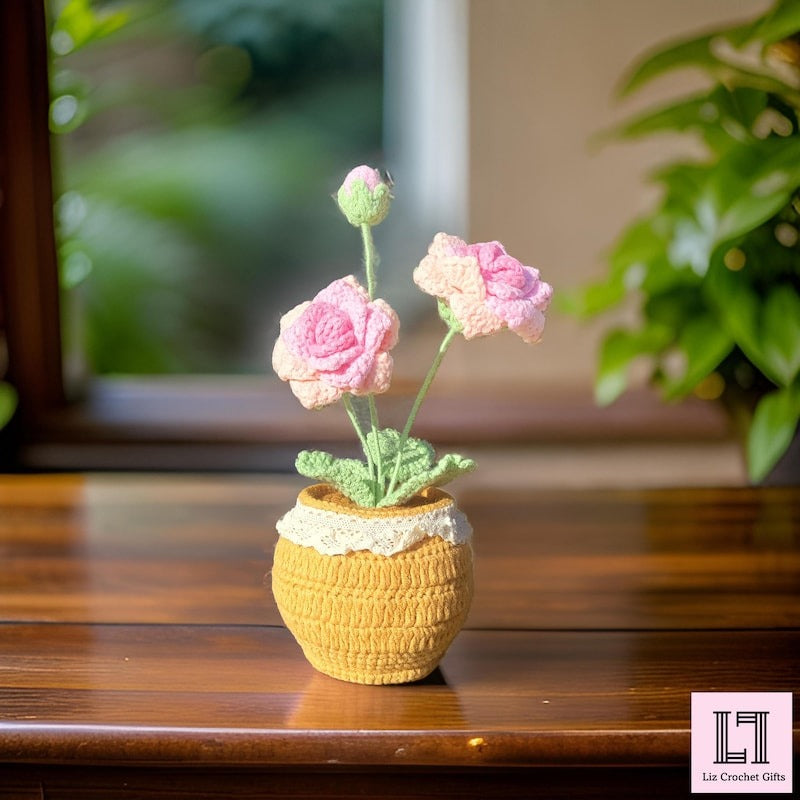 Gehäkelte Blume im Topf Rose