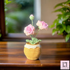 Gehäkelte Blume im Topf Rose
