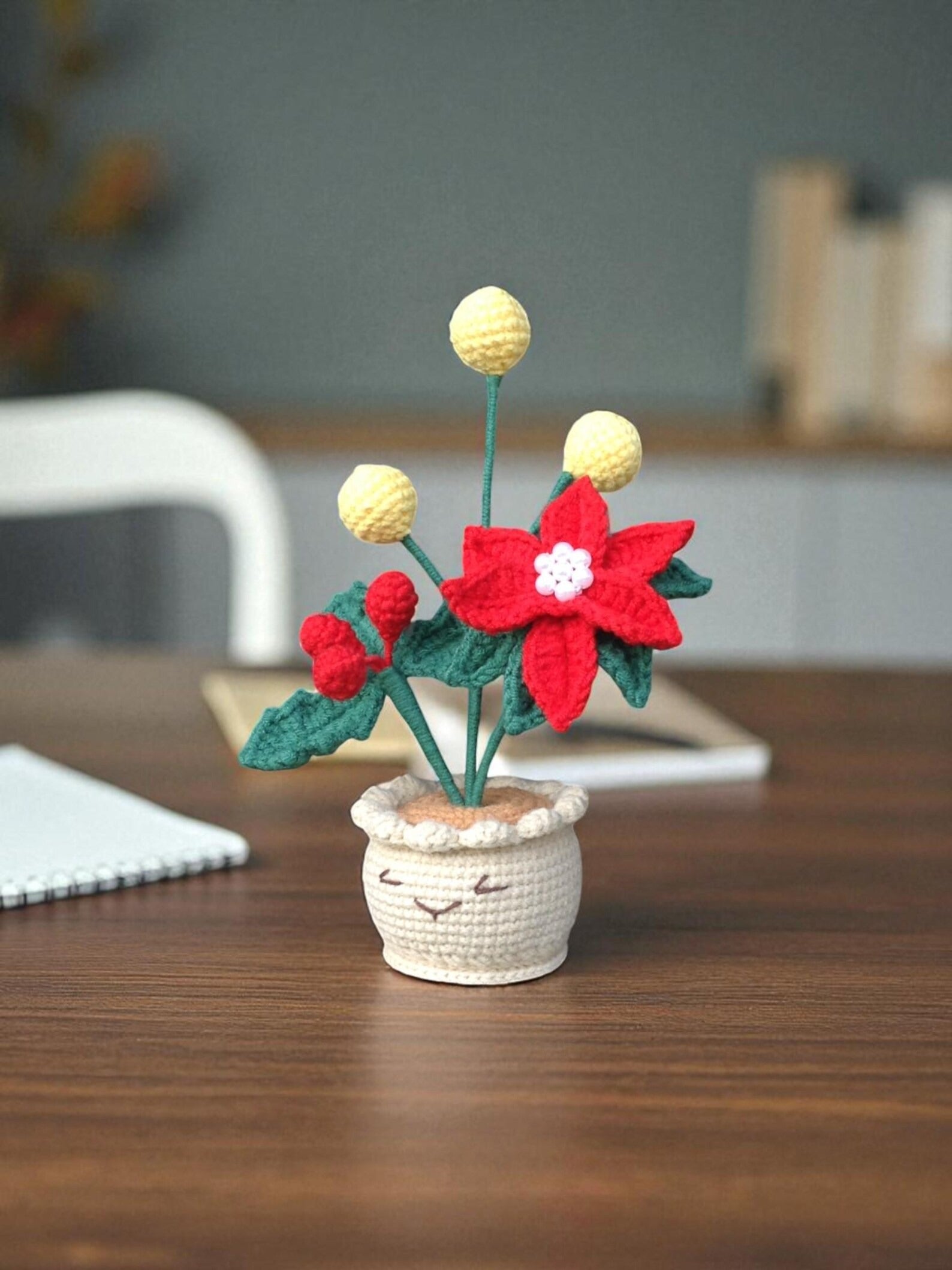 Gehäkelte Blume im Topf Weihnachtsstern