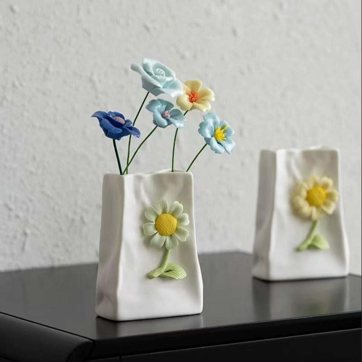 Handgemachte Keramikvase im Papiertüten-Stil