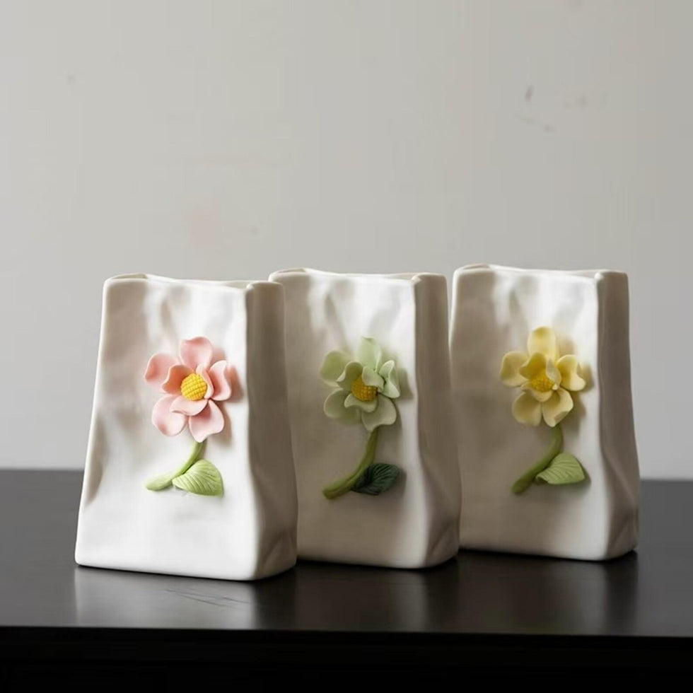 Handgemachte Keramikvase im Papiertüten-Stil