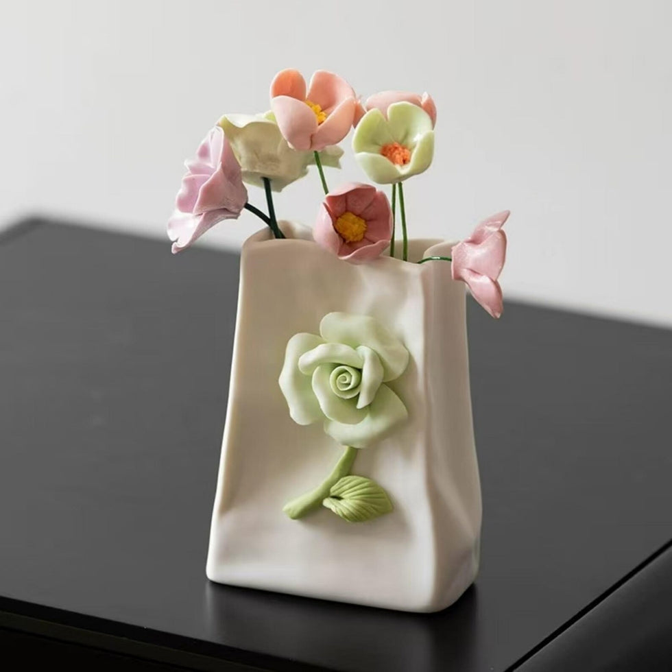 Handgemachte Keramikvase im Papiertüten-Stil