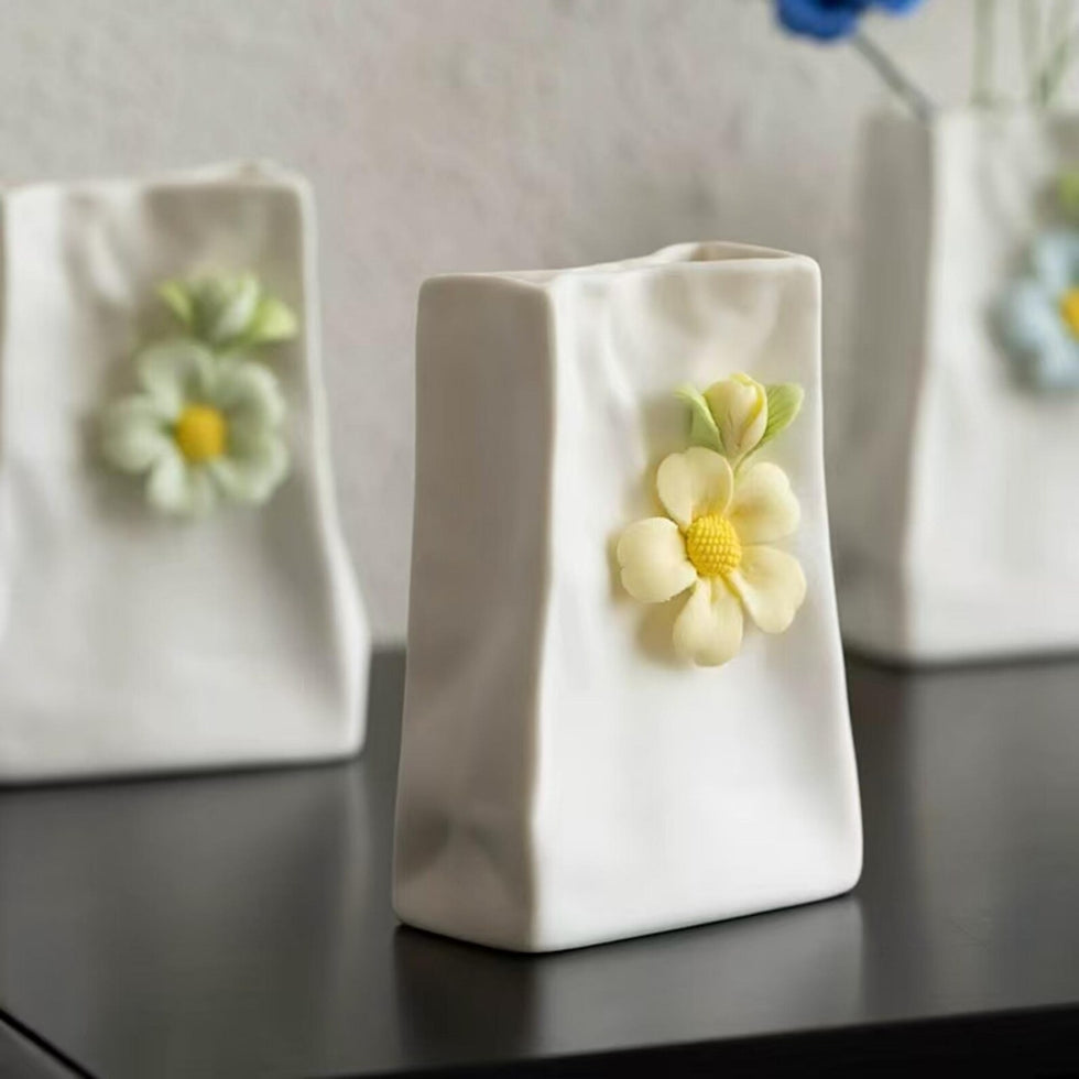 Handgemachte Keramikvase im Papiertüten-Stil