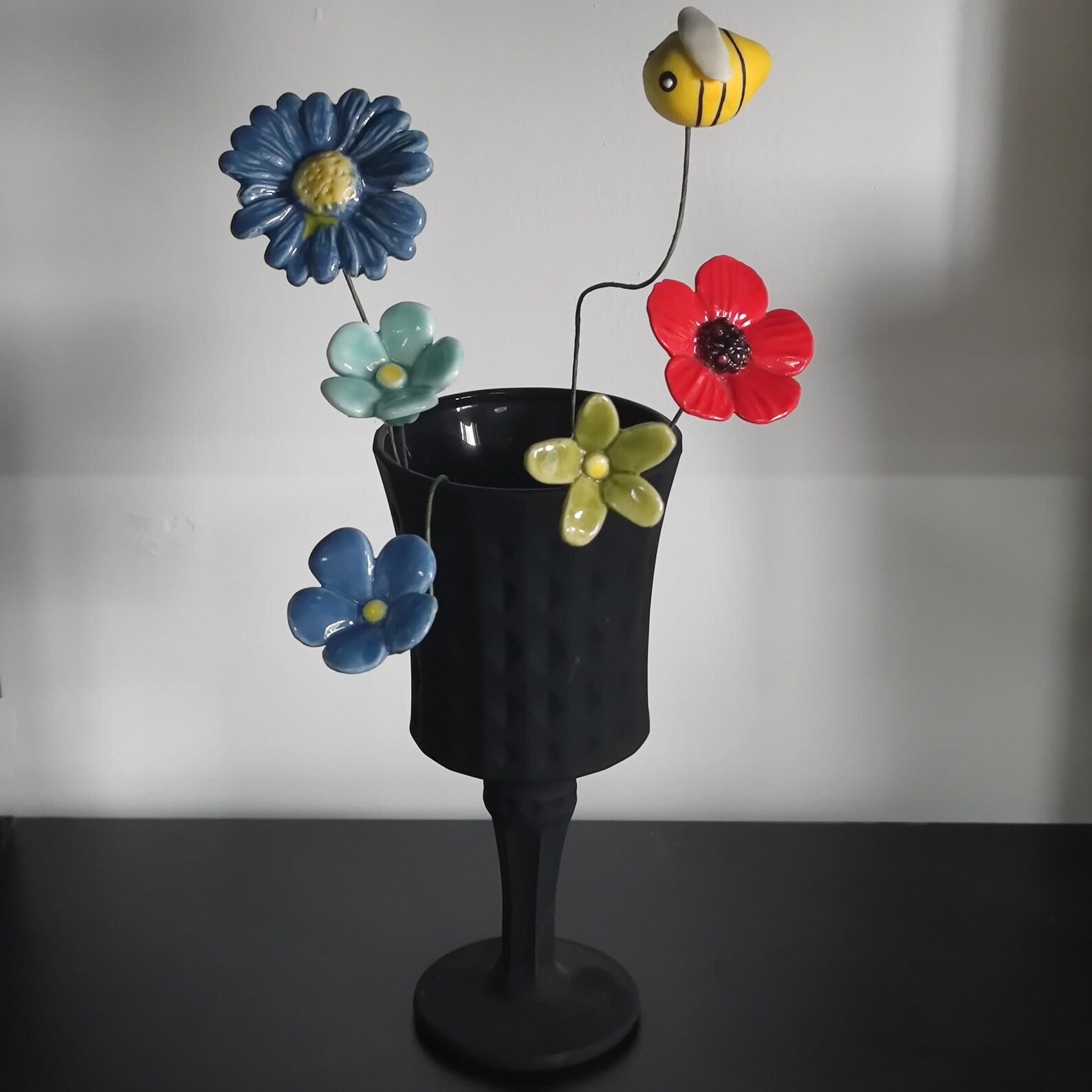 Handgemachtes Keramik-Blumenarrangement