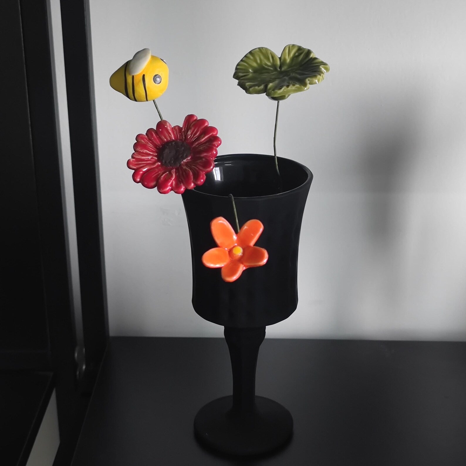Handgemachtes Keramik-Blumenarrangement