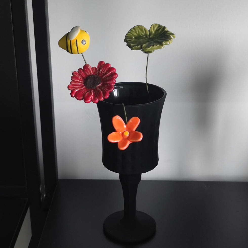 Handgemachtes Keramik-Blumenarrangement