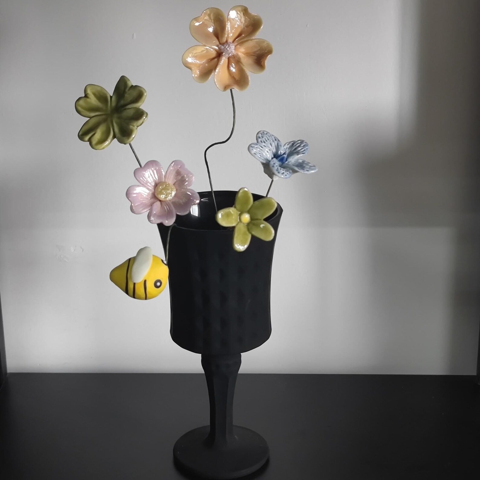 Handgemachtes Keramik-Blumenarrangement