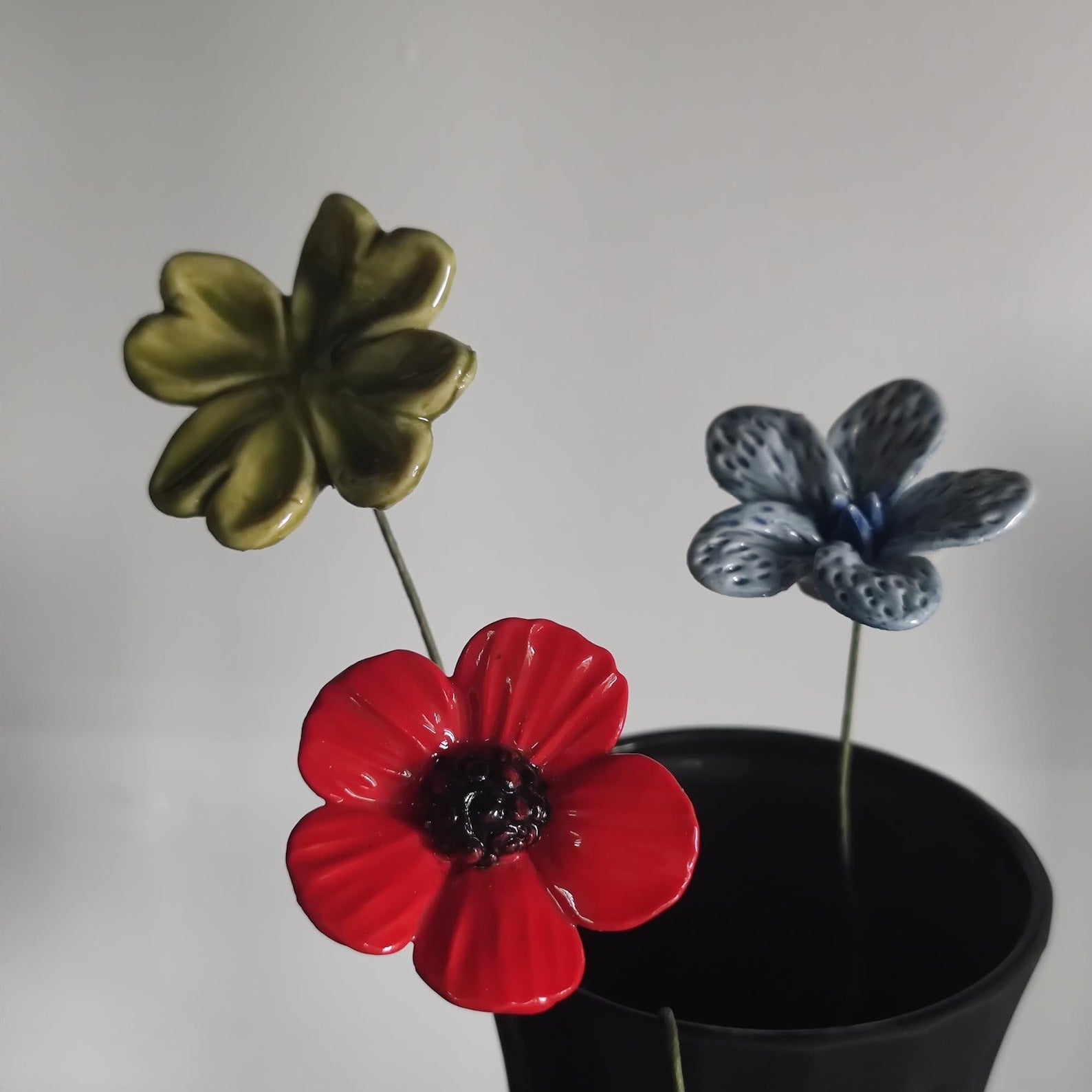 Handgemachtes Keramik-Blumenarrangement