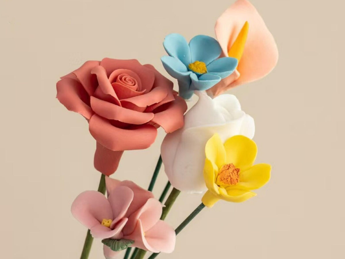 Handgemachtes Keramik-Blumenarrangement