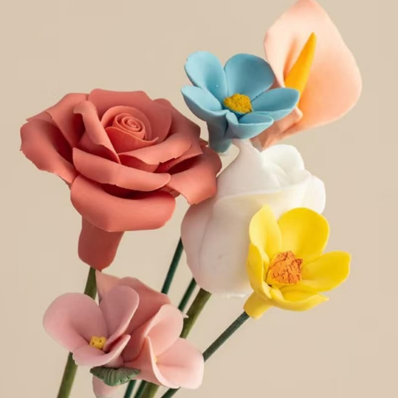 Handgemachtes Keramik-Blumenarrangement