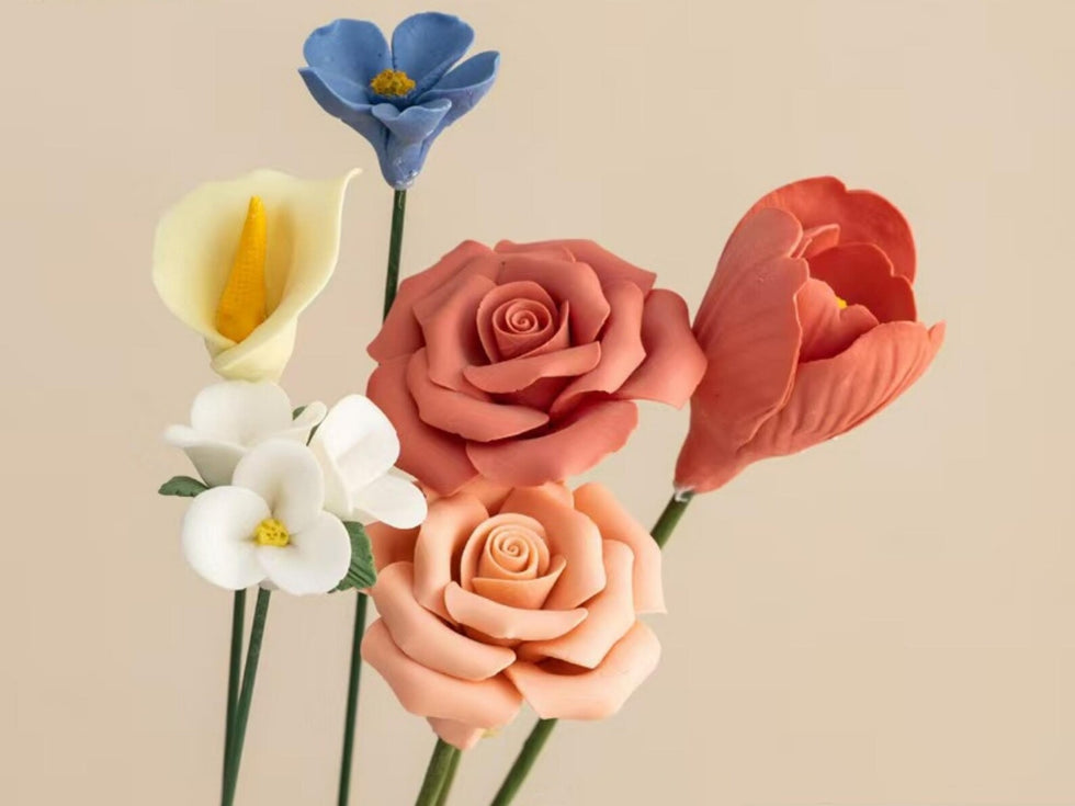 Handgemachtes Keramik-Blumenarrangement