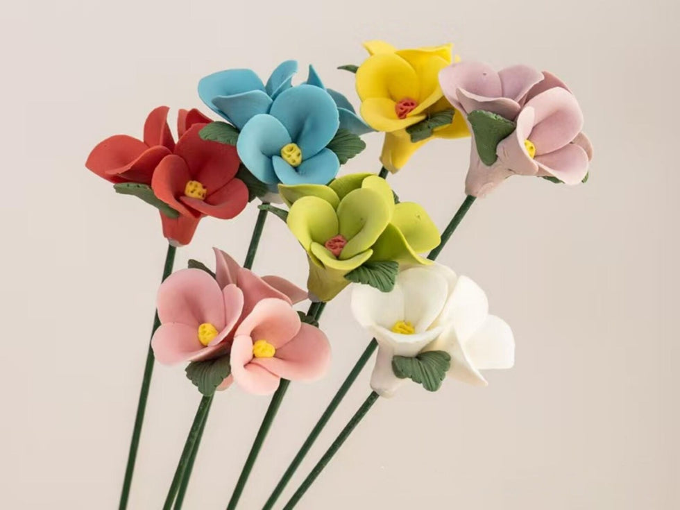 Handgemachtes Keramik-Blumenarrangement