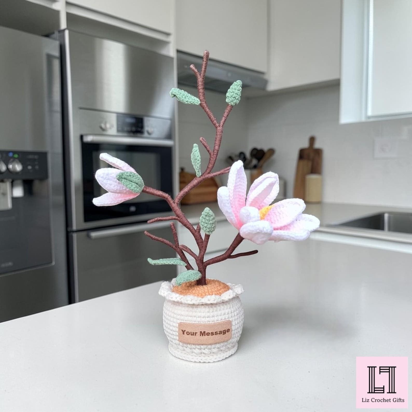 Personalisierte gehäkelte Blume im Topf Magnolie mit Anhänger