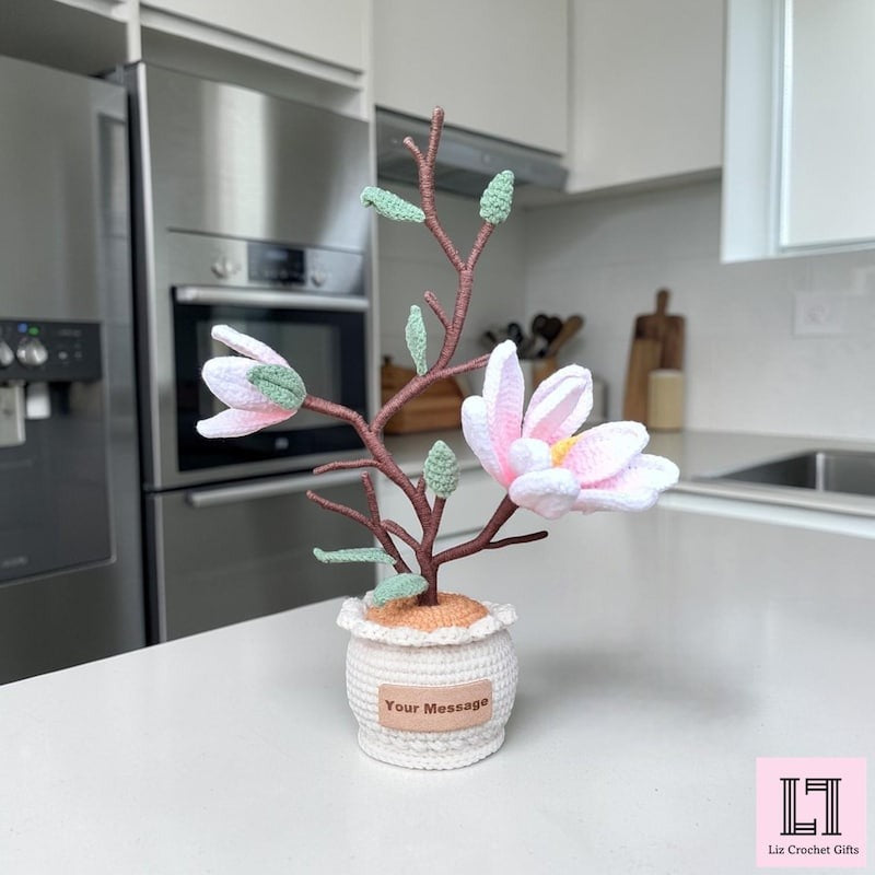 Personalisierte gehäkelte Blume im Topf Magnolie mit Anhänger