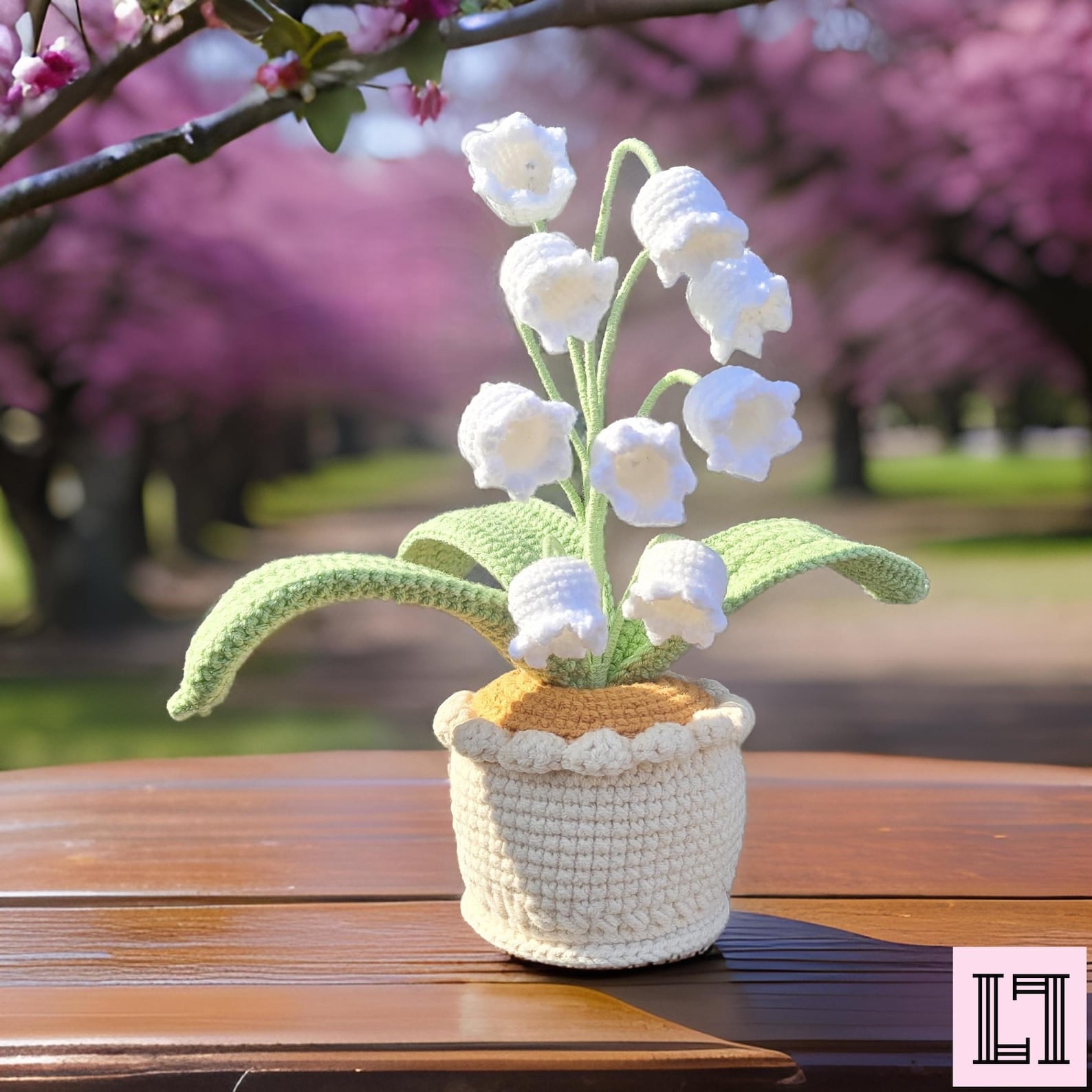 Personalisierte gehäkelte Blume im Topf Maiglöckchen mit Anhänger