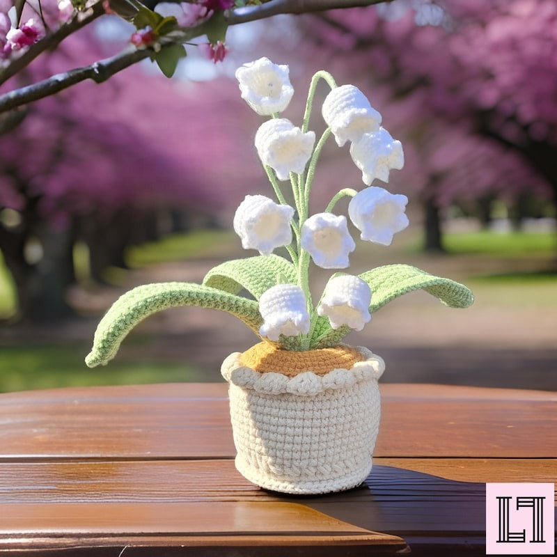 Personalisierte gehäkelte Blume im Topf Maiglöckchen mit Anhänger
