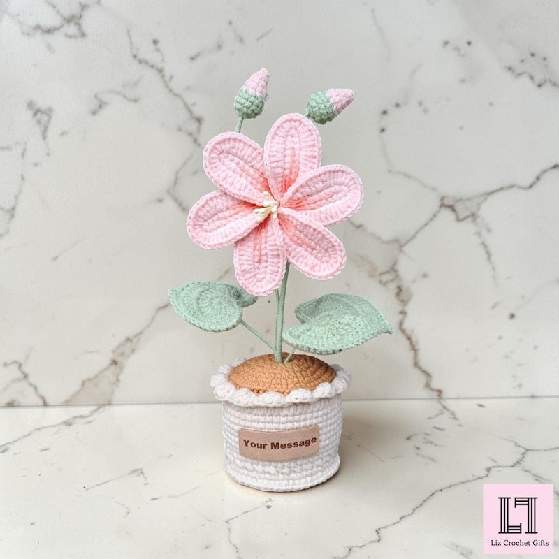 Personalisierte gehäkelte Blume im Topf mit Anhänger