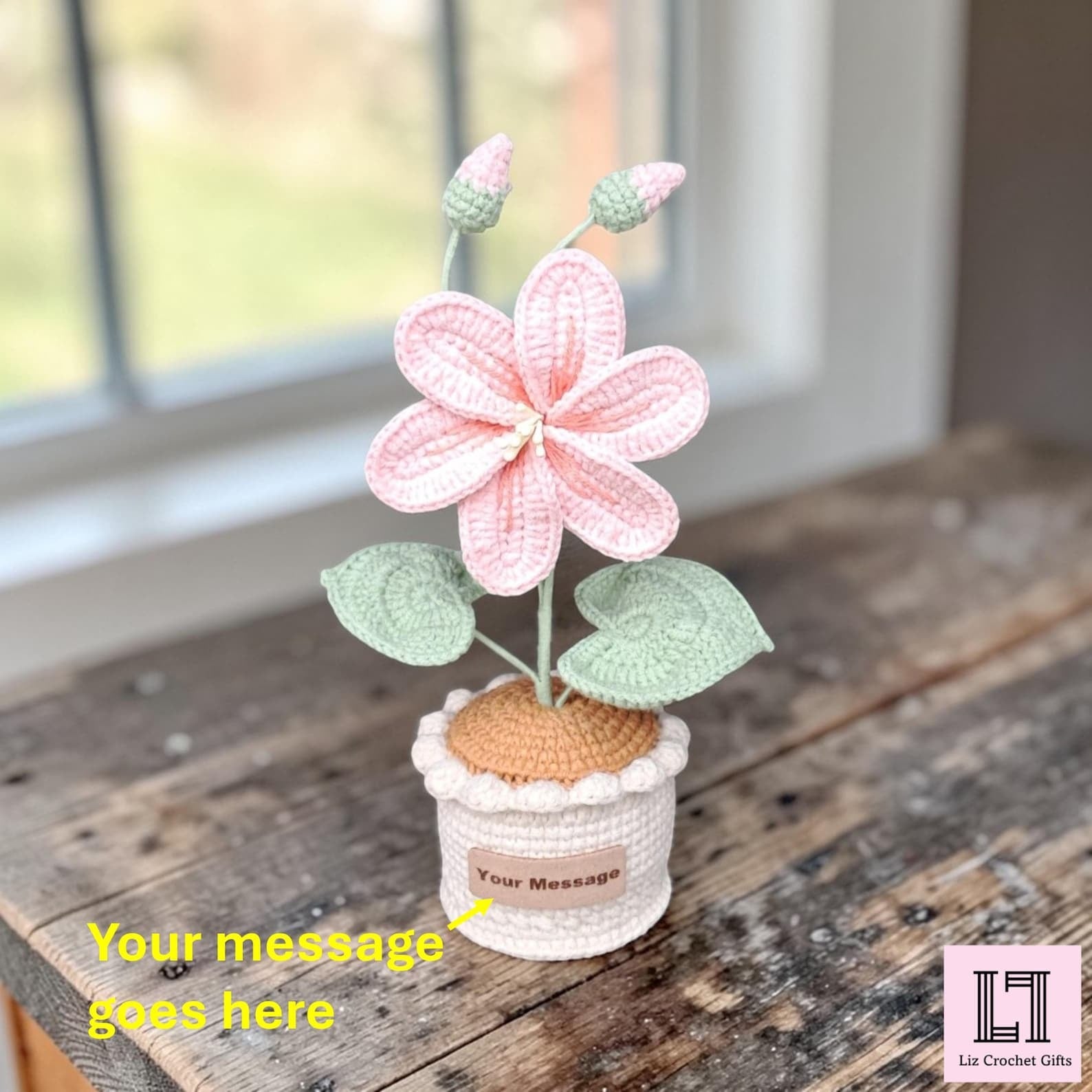 Personalisierte gehäkelte Blume im Topf mit Anhänger