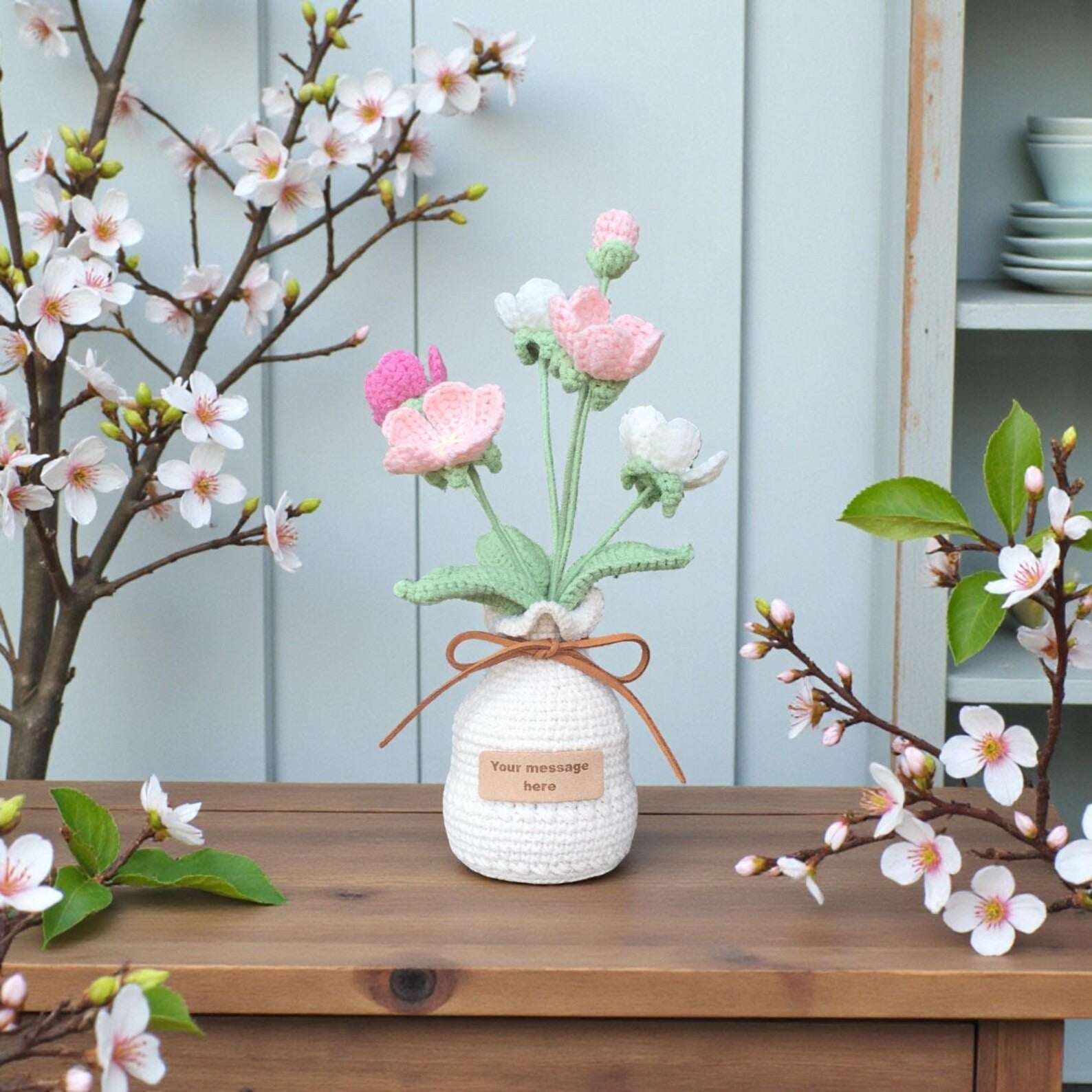 Personalisierte gehäkelte Blume in Garnvase Jasmin mit Anhänger