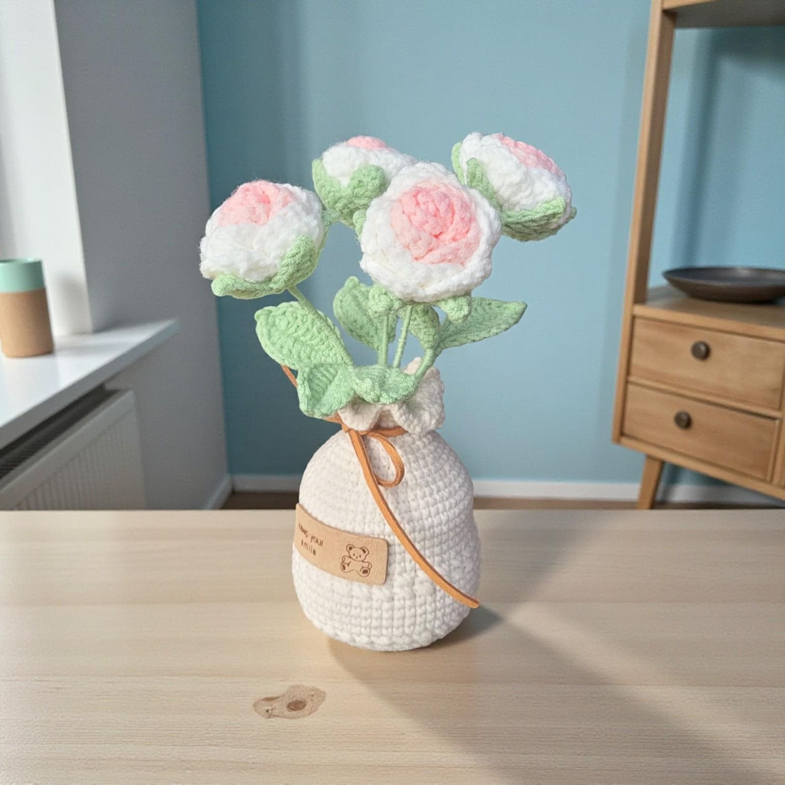 Personalisierter gehäkelter Blumenstrauß Rose mit Anhänger