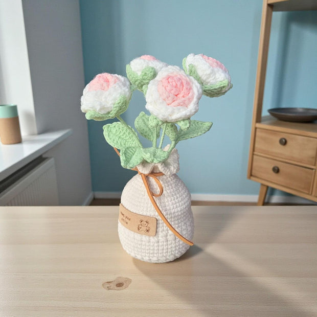 Personalisierter gehäkelter Blumenstrauß Rose mit Anhänger