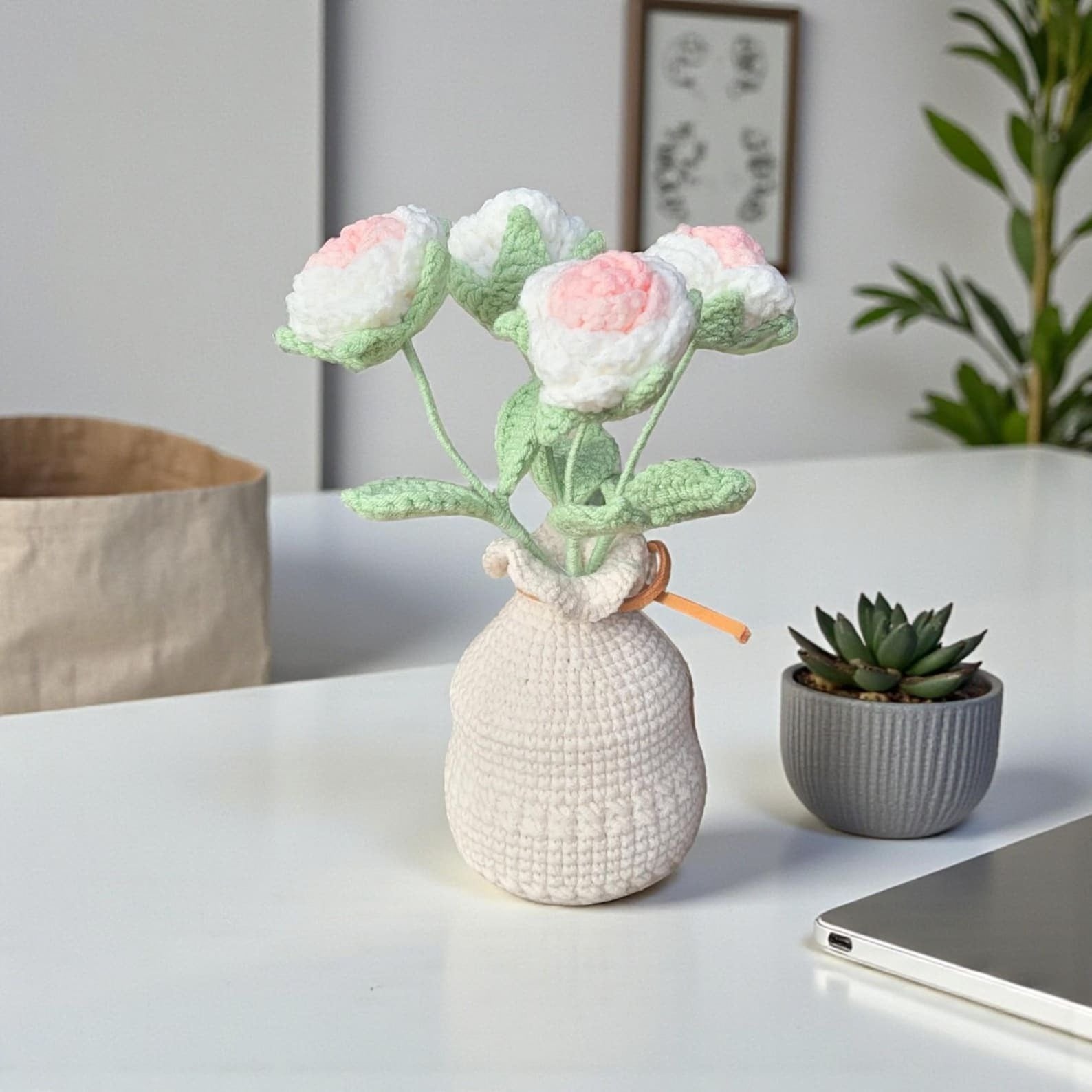 Personalisierter gehäkelter Blumenstrauß Rose mit Anhänger