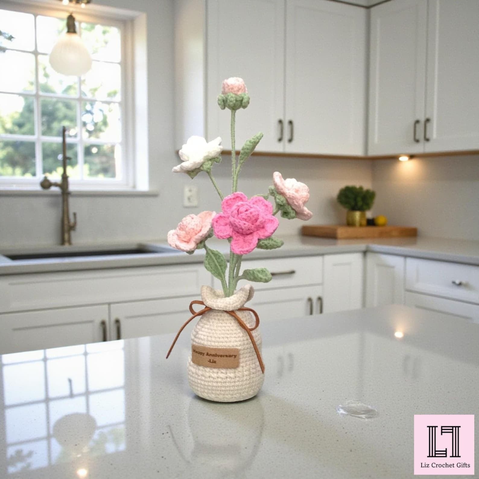 Personalisierter gehäkelter Blumenstrauß Rose mit Anhänger