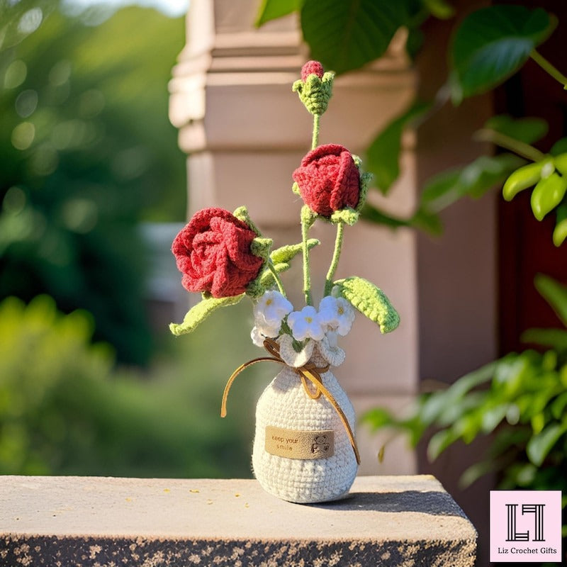 Personalisierter gehäkelter Blumenstrauß Rose mit Anhänger