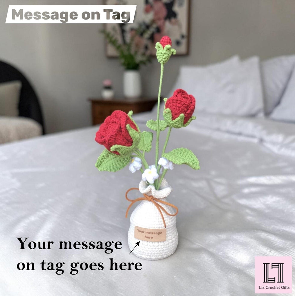 Personalisierter gehäkelter Blumenstrauß Rose mit Anhänger